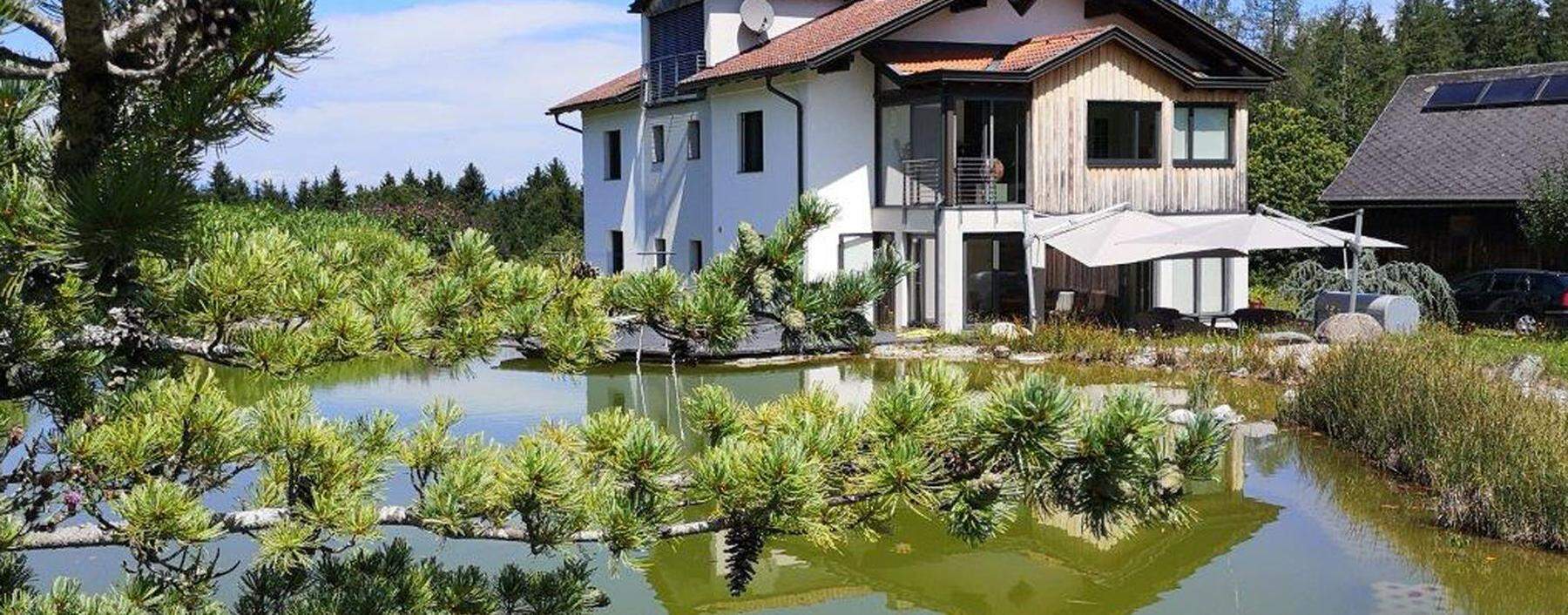 „Neues“ Haus auf alten Mauern mit 1999 angelegtem Teich: Das Domizil der Malerin Elisabeth Nagy südlich von Klagenfurt.
