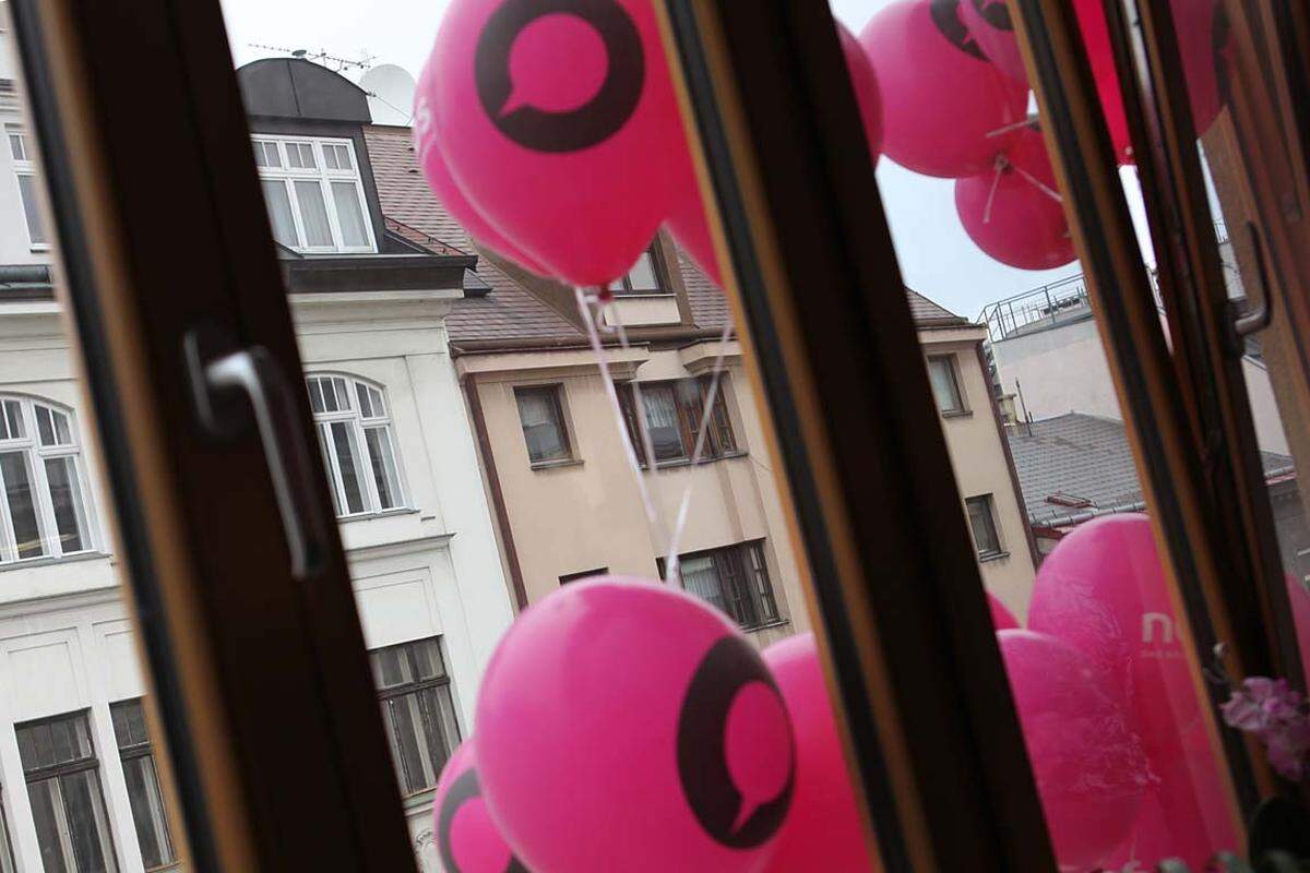 Schon von der Straße aus ist die "NEOspähre", die Parteizentrale der Neos in der Wiener Neustiftgasse, an diesem 29. September gut zu erkennen. Pinke Luftballons an den Fenstern des Dachgeschosses weisen den Weg.