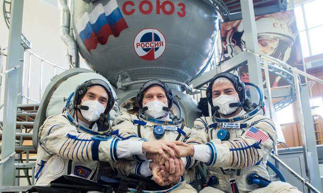 Mark Vande Hei (rechts) mit zwei Kosmonauten im März 2021, kurz vor ihrem Flug zur ISS.