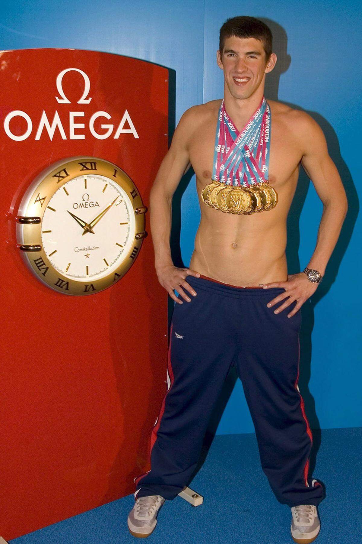 Mittlerweile ist Michael Phelps 21 Jahre alt und hat einen gewaltig kräftigen Nacken bekommen. Bei der Schwimm-WM in Melbourne konnte er diesen sehr gut gebrauchen. Am Ende stand eine selbst für den erfolgsverwöhnten Phelps beeindruckende Sammlung an Gold: Siebenmal konnte sich der Amerikaner mit der Goldmedaille behängen lassen (200 m Kraul, 100 m Delfin, 200 m Delfin, 200 m Lagen, 400 m Lagen, 4×100 m Freistil und 4×200 m Freistil).