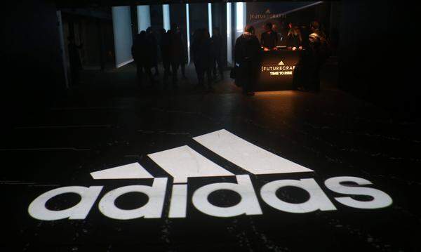 Der deutsche Sportartikel-Hersteller Adidas macht dem US-Rivalen Nike mit Umsatzzuwächsen zunehmend das Leben schwer. Zudem gibt es Pläne des deutschen Sportartikelherstellers, den Onlinehandel massiv auszubauen.  