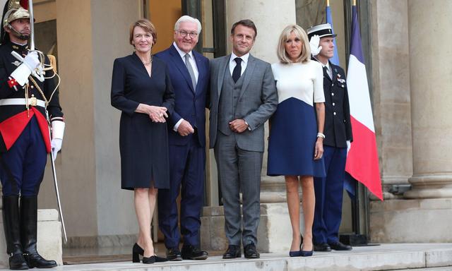 Frank-Walter Steinmeier und Gattin Elke Büdenbender mit Emmanuel und Brigitte Macron vorigen August in Paris.