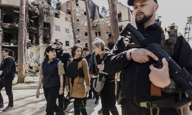 Die deutsche Außenministerin zeigte sich erschüttert von den Verbrechen. Diesen Schmerz könne niemand nehmen, "aber wir können für Gerechtigkeit sorgen", sagte Baerbock.