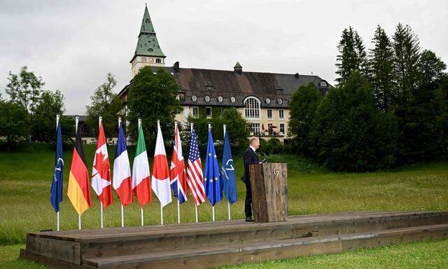 Deutschlands Bundeskanzler Scholz bei einer Abschlusspressekonferenz. Die G7 seien sich einig, Wladimir Putin "darf diesen Krieg nicht gewinnen", betonte er. Die G7 seien entschlossen, die Ukraine so lange zu unterstützen wie erforderlich.
