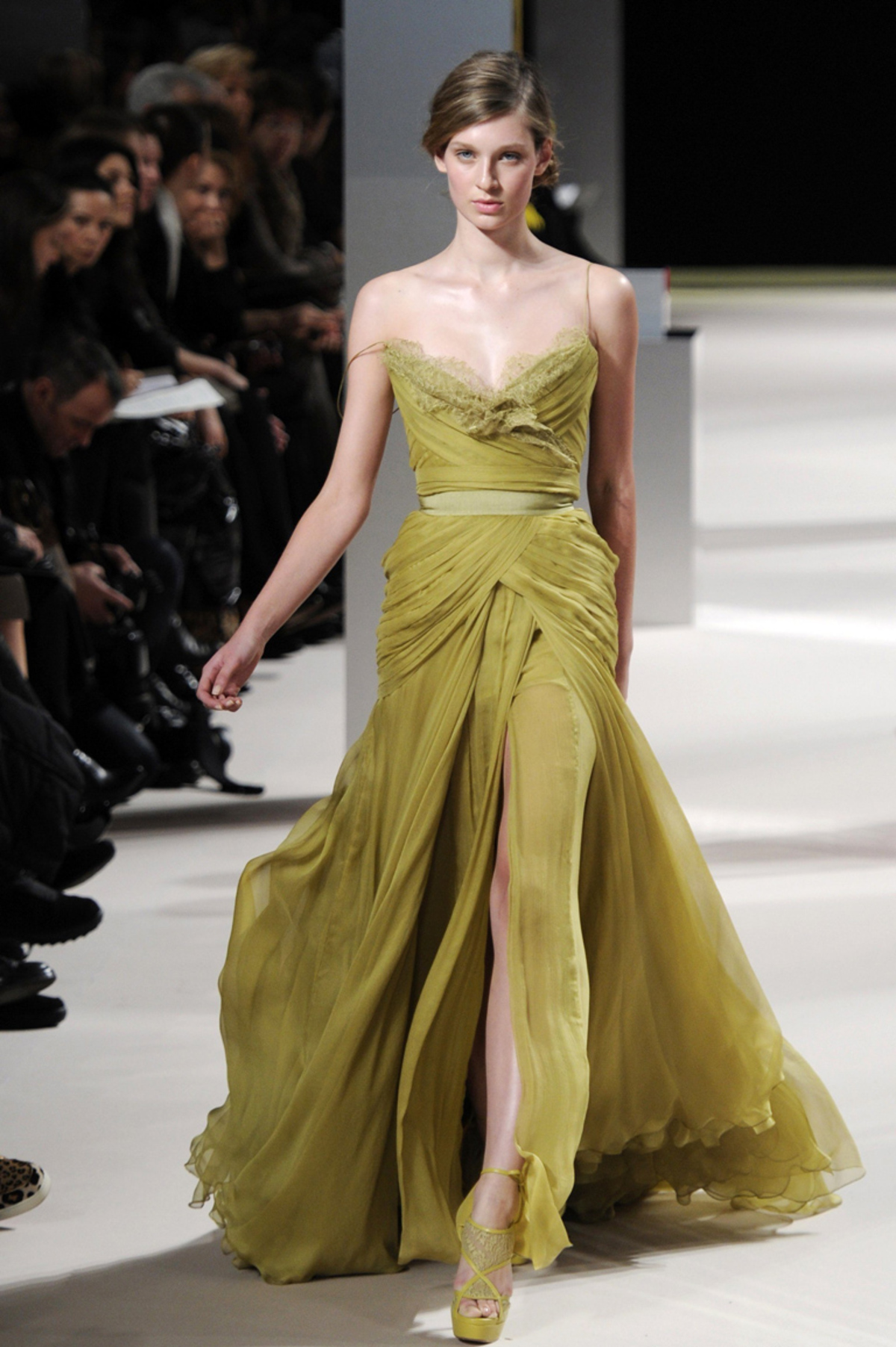 Aufwendig bestickt zeigt Eli Saab wieder makellos schöne Abendroben, die für die Ewigkeit gemacht sind.