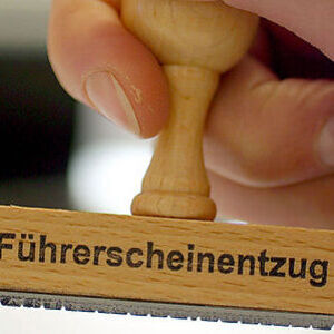 Fuehrerscheinentzug - Stempel, Symbolbild