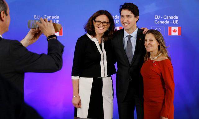 Siegeslächeln: EU-Handelskommissarin Malmström, Kanada-Premier Trudeau und Handelsministerin Freeland (v. l.) in Brüssel.