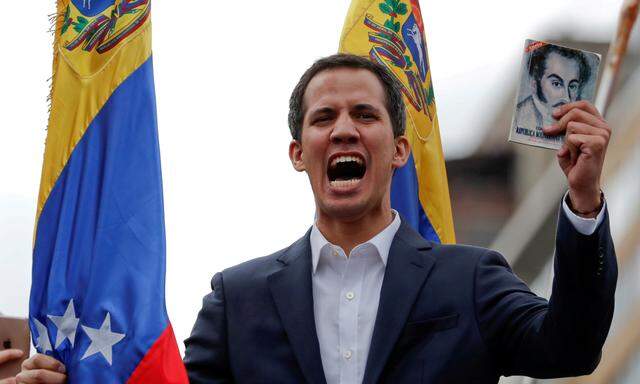 Juan Guaidó posaunt seine demokratische Überzeugung hinaus – mit der Verfassung in der Hand. 