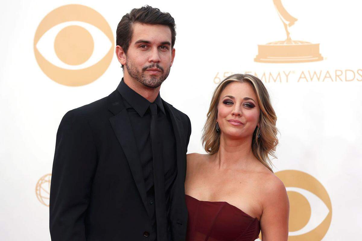 Der Star der Fernsehserie "Big Bang Theory", Kaley Cuoco (27), hat sich verlobt. Der Tennisspieler Ryan Sweeting (26) habe ihr den Antrag gemacht. Die Schauspielerin und der Sportler waren vor ihrer Verlobung drei Monate zusammen. Cuoco spielt in der Sitcom "Big Bang Theory" die Kellnerin Penny.