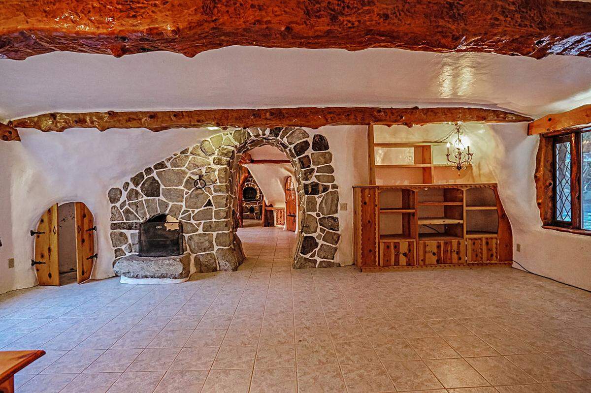 Der Innenraum ist mit Stein, Stuckwänden, riesigen handgeschnitzten Balken und den abgerundeten handgefertigten Holztüren in verschiedenen Größen ausgestattet.