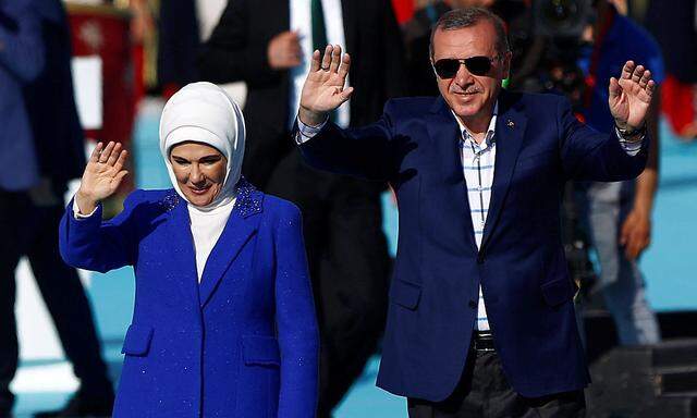 Der türkische Präsident Recep Tayyip Erdogan hielt in Istanbul eine Rede - begleitet von seiner Frau Emine.