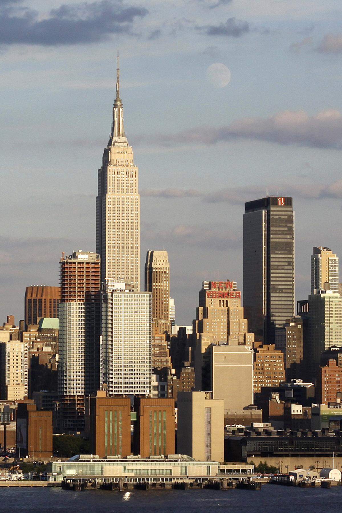 Platz 14: Für mehr als 40 Jahre war das 1931 eröffnete Empire State Building das höchste Gebäude der Welt. Nun reichen die 381 Meter nur noch für Platz 14. Die Spitze des New Yorker Wahrzeichens bringt es aber immerhin auf 443,2 Meter. Antennenspitzen als höchster Punkt wäre zwar eine Möglichkeit, Gebäude zu vermessen, offiziell aber gilt die Höhe der Gebäudestatik.