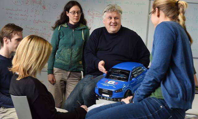 KI-Experte Sepp Hochreiter forscht mit seinen Studierenden auch zum Thema autonomes Fahren.