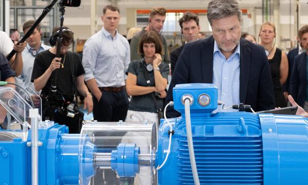 Der grüne Wirtschaftsminister, Robert Habeck, bei seiner Sommertour zu deutschen Industriebetrieben.