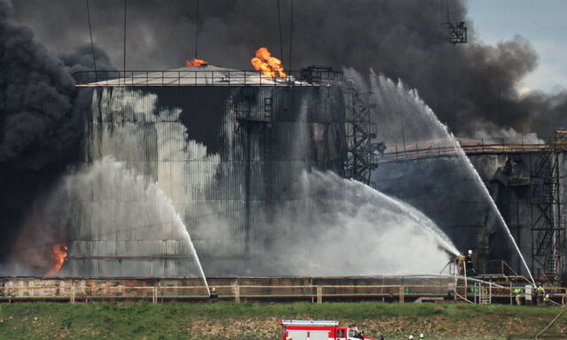 Großbrand im Hafen von Sewastopol, auf der Halbinsel Krim.