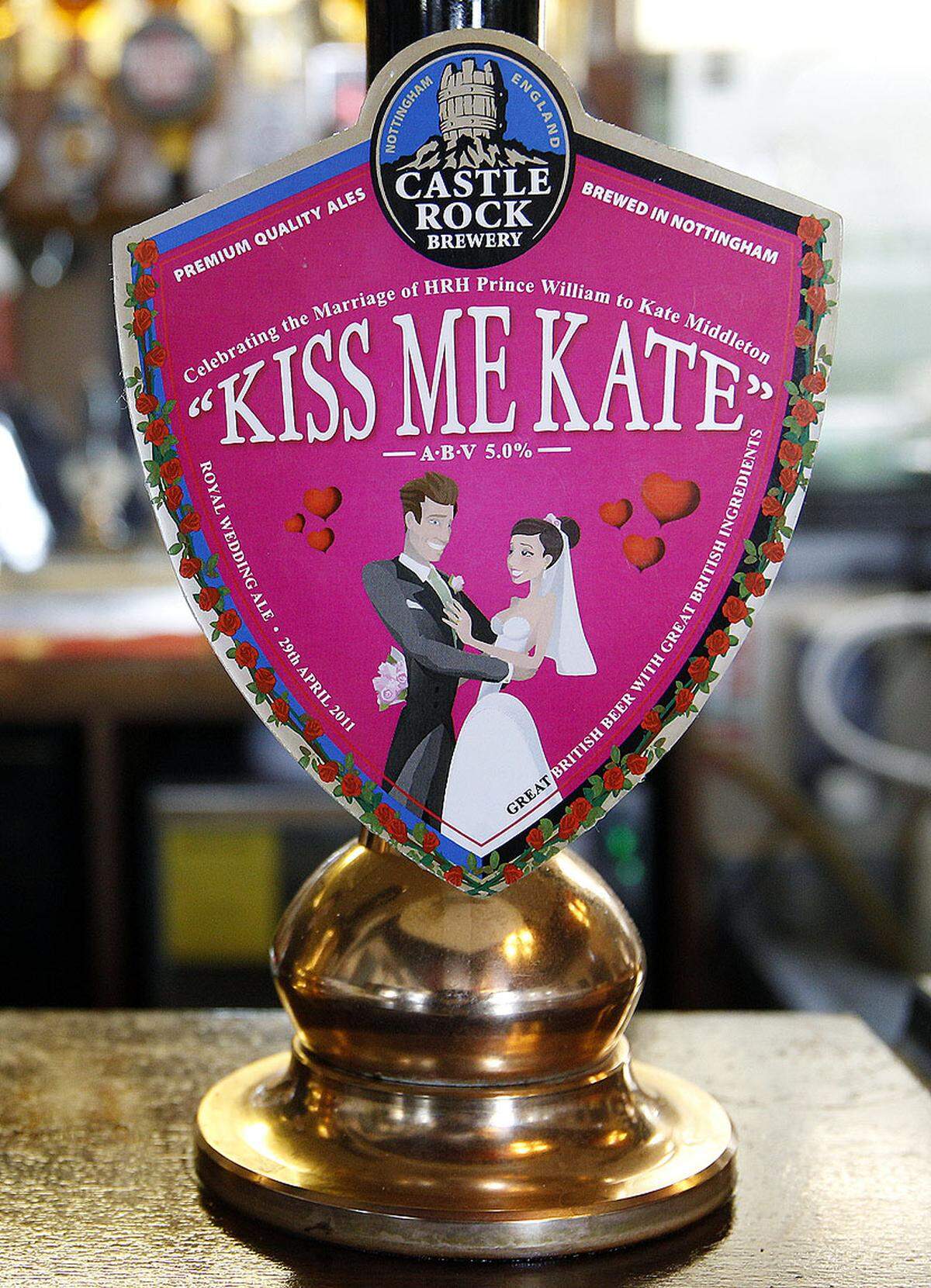 Während die Hochzeitsgesellschaft wohl mit Champagner anstoßen wird, dürfen sich die Zuschauer im Pub mit einem eigens für den Anlass gebrauten Bier zuschütten. "Kiss me Kate" heißt die Kreation einer Brauerei im englischen Nottinghamshire.