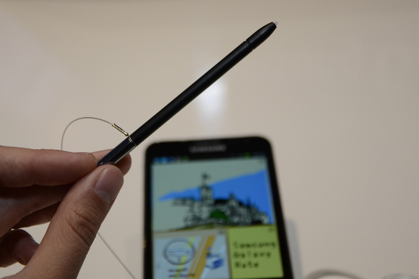 Der Stift erinnert ein wenig an die frühen Tage das mittlerweile beinahe vergessenen Windows Mobile, das kaum ohne Stylus bedienbar war.