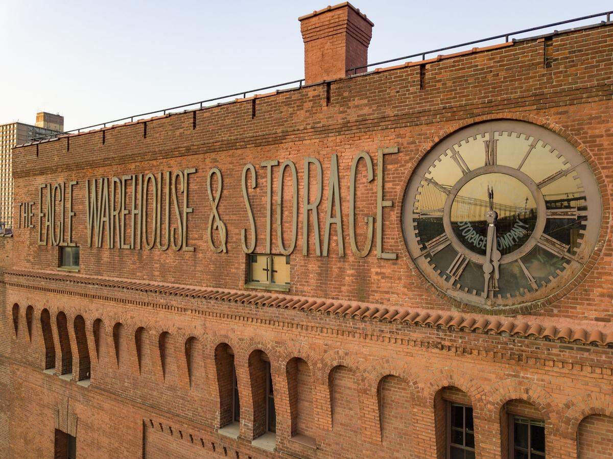 Wer hat an der Uhr gedreht? Zum ersten Mal nach 23 Jahren ist das Uhrturm-Loft des Eagle Warehouse &amp; Storage Gebäudes in Brooklyn auf dem Markt.