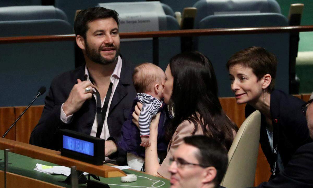 24. September. Diplomatie-Premiere für Neuseelands "First Baby": Premierministerin Jacinda Ardern (38) hat ihre drei Monate alte Tochter Neve in die UN-Vollversammlung mitgebracht. Während Ardern bei einem Friedens-Gipfel am Vortag des Auftakts der UN-Generaldebatte eine Rede hielt, saß Ehemann Clarke Gayford mit dem Baby im Publikum.