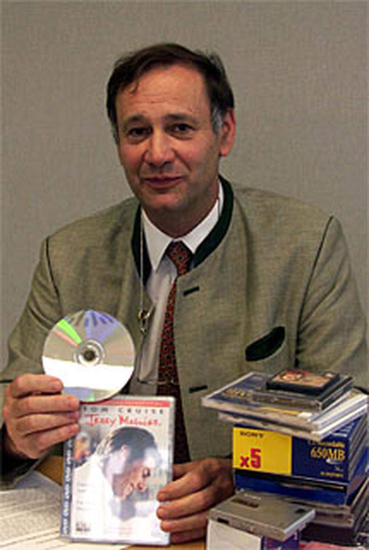 1997 war das Jahr der DVD. Sie war nicht nur der Star der IFA: Im Bild zu sehen ist Sony Österreich-Chef Otto Zich mit dem "DVD-Datenträger, der in Kürze die Videocassette ablösen soll", wie es in der zugehörigen Aussendung damals hieß.