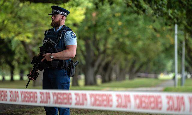 Archivbild: Ein neuseeländischer Polizist bei einer Moschee in Christchurch