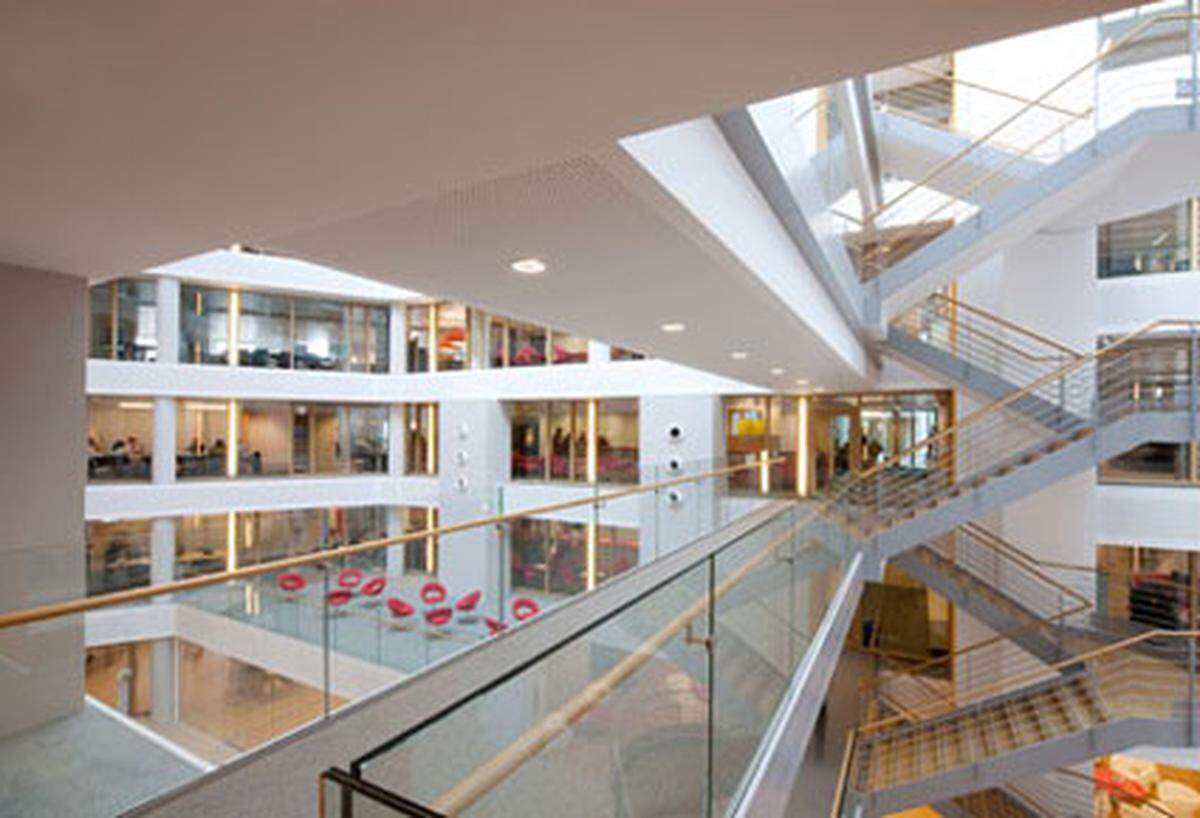 Der Umbau des STib MIVB Headquarters in Brüssel stand ganz unter dem Zeichen der Energieeffizienz. Im Zuge der Neugestaltung wurden das zentrale Atrium und die anliegenden Büros vor allem heller und mit einem gläsernen Übergang versehen.