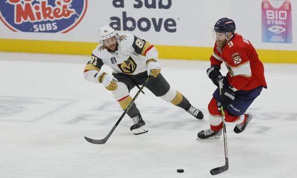 Jonathan Marchessault (l.) und seine Vegas Golden Knights setzten die Florida Panthers mit Sam Bennett unter Druck.