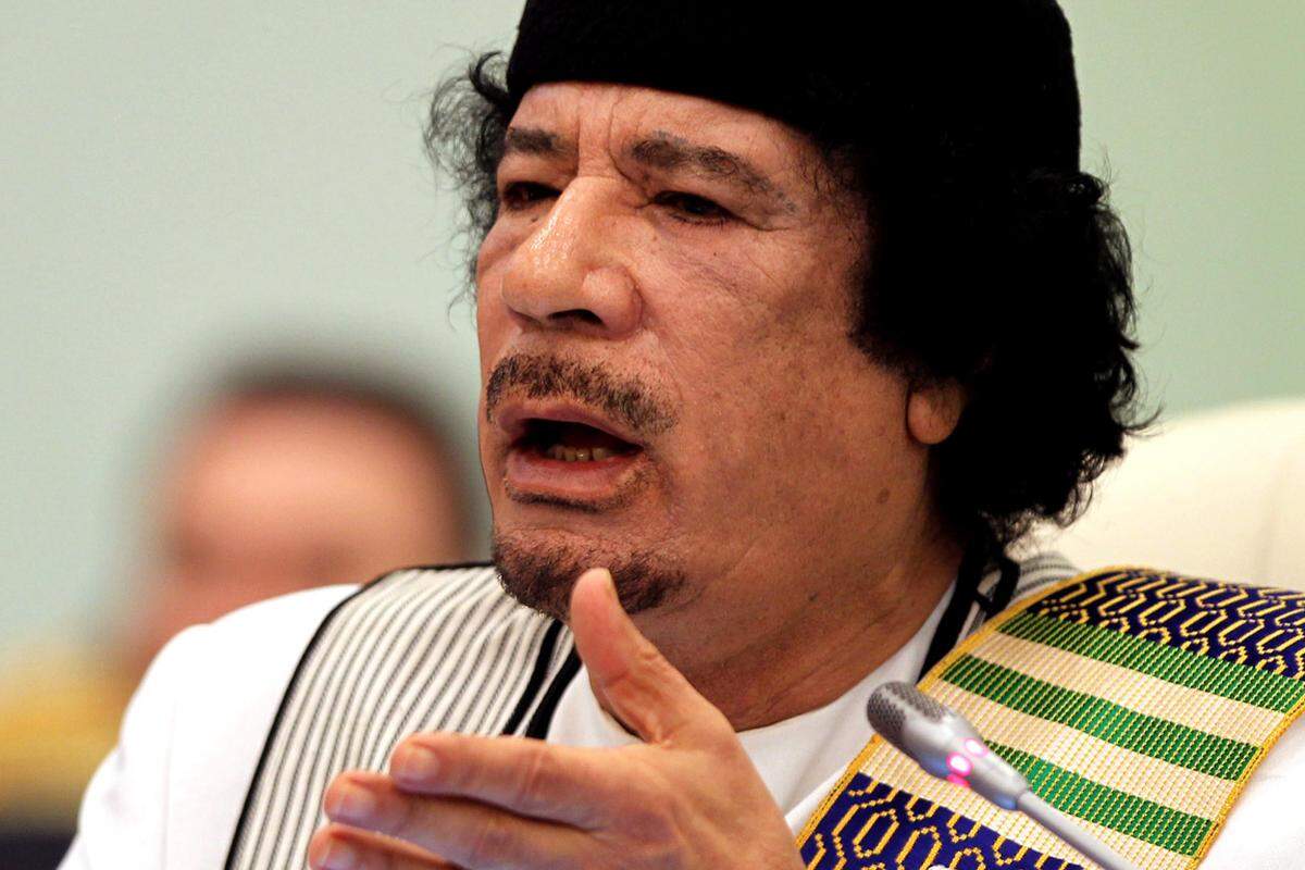 Muammar al-Gaddafi (geboren 1942) kam 1969 bei einem unblutigen Miltärputsch in Libyen an die Macht. Bis zu dem Bürgerkrieg 2011 beherrschte der selbsternannte Revolutionsführer das Geschehen in Libyen. Für seine Verwicklungen in Terroranschläge geächtet, wurde er später wieder von internationalen Politikern rehabilitert. Muammar al-Gaddafi wurde am 20. Oktober 2011 bei der Flucht aus seiner Geburtsstadt Sirte gefangen, getötet und an einem unbekannten Ort begraben.
