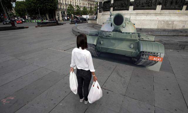 Eine Menschenrechtsaktivistin erinnerte gestern, Dienstag, in Paris an die Szene(n) vom 4. 6. 1989 auf dem Tian'anmen-Platz.