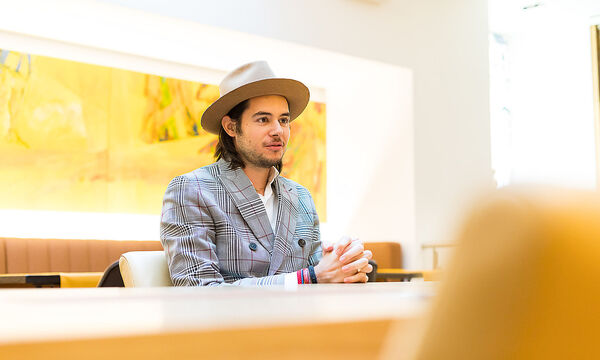 Der modebewusste Nikolaus Hirsch ist das neue Gesicht der Traditionsmarke.