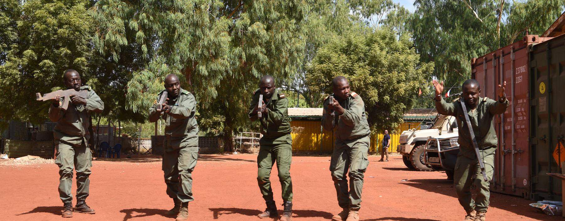 Malische Soldaten üben Infanterietaktik in Koulikoro.