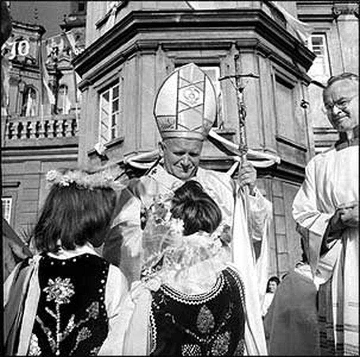 Johannes Paul II. besucht erstmals als Papst sein Heimatland Polen. Er ermutigt die Polen zur Gründung der freien Gewerkschaftsbewegung "Solidarnosc" und trägt damit erheblich zum politischen Reformprozess in Mittel- und Osteuropa bei.Erste Rede vor der Generalversammlung der Vereinten Nationen in New York.