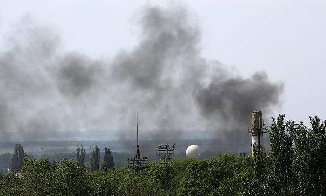 Der Rauch über Flughafen Donezk zeugt von den Kämpfen