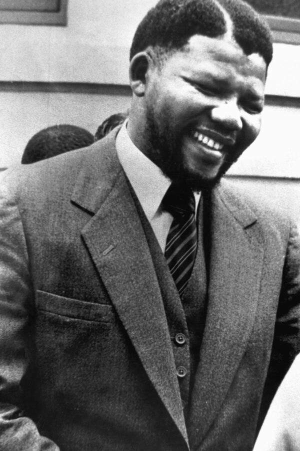 Bereits in den frühen Sechziger Jahren kämpfte Nelson Mandela für Versöhnung zwischen Schwarzen und Weißen in Südafrika. Das machte ihn 1964 zum berühmtesten politischen Gefangenen der Welt. 27 Jahre seines Lebens verbrachte Mandela hinter Gittern.