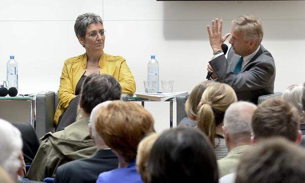 Gekämpft hat Lunacek für so ziemlich alles, was sie bisher erreicht hat. Ihr Selbstbewusstsein schöpfte die bekennende Lesbe unter anderem aus ihrem Einsatz für die Rechte Homosexueller. Lunacek wurde am 26. Mai 1957 in Krems an der Donau geboren. Die Tochter des Generaldirektors der Raiffeisenwarenzentrale wuchs schnell zu einer weltoffenen Frau heran. Als Dolmetschstudentin für Englisch und Spanisch in Innsbruck unternahm sie unter anderem mehrere Südamerika-Reisen.