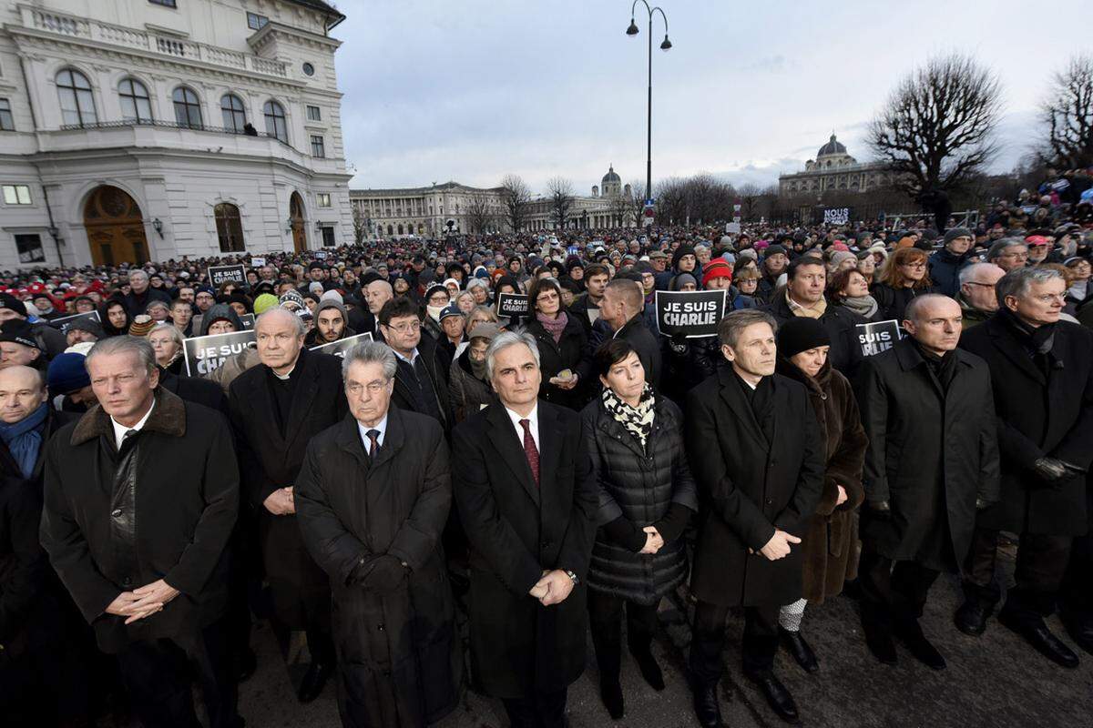 Über 10.000 Menschen haben am Sonntag im Rahmen der Gedenkveranstaltung "Gemeinsam gegen den Terror" der Opfer der Terrorattacken in Paris gedacht. Die Kundgebung fand auf Initiative der Bundesregierung zusammen mit Vertretern aller Glaubensgemeinschaften statt. Zeitgleich mit dem offiziellen Gedenkmarsch in Paris hatten sich auch vor der Botschaft in Wien rund 3.000 Personen zu einer Mahnwache für die Opfer des Terroranschlages auf die Satire-Zeitung "Charlie Hebdo" eingefunden.&gt;&gt; Was tun gegen Radikalisierung? Diskutieren Sie mit im Themenforum