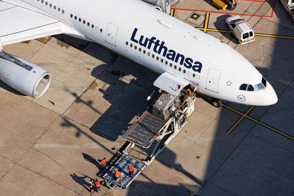 Die deutsche Lufthansa mit Sitz in Köln führt das Ranking im Nachbarland deutlich an. Der Gewinn von 102,4 Prozent bringt sie an die erste Stelle. Allgemein profitieren die großen Luftfahrtkonzerne dieses Jahr an den niedrigeren Treibstoffpreisen.