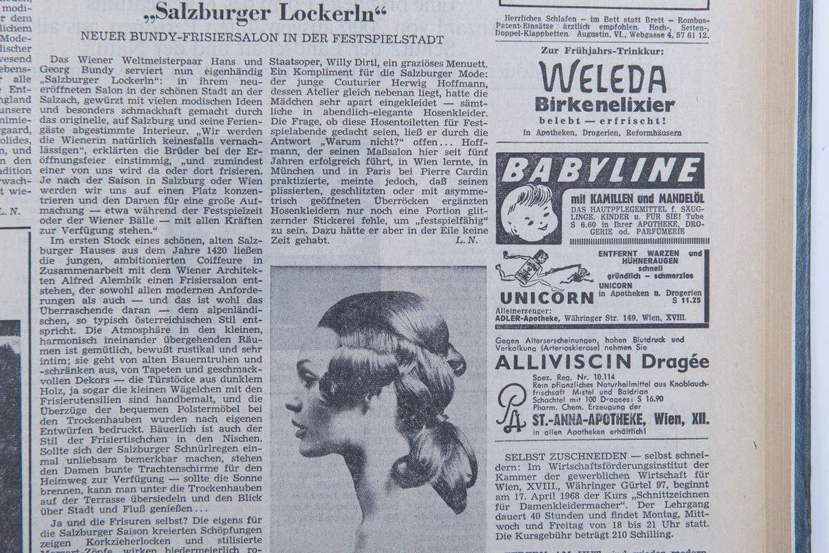 Das Friseur-Brüderpaar Hans und Georg Bundy eröffnete vor 50 Jahren einen neuen Salon in Salzburg. "Die Atmosphäre in den kleinen, harmonisch ineinander übergehenden Räumen ist gemütlich, bewußt [sic!] rustikal und sehr intim."