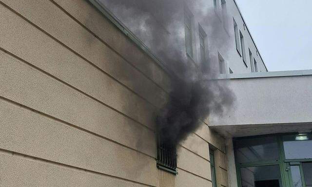 Dichter Rauch dringt aus dem Fenster der Landespolizeidirektion Eisenstadt.