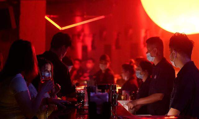 Party und Tanzen bald mit Maske? In den Nachtclubs in China und Südkorea ist das seit März Realität. Heimische Clubs bangen indes weiter um ihre Existenz.