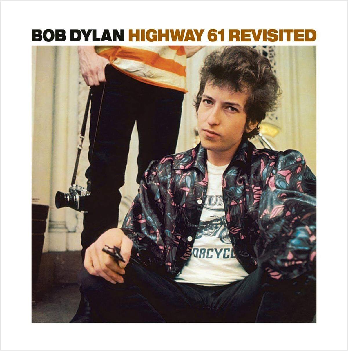 1965 Mit "Highway 61 Revisited" trieb Dylan den Wechsel von Folk auf Rock voran. Der Song "Like a Rolling Stone", den das Musikmagazin "Rolling Stone" zum besten Song der Musikgeschichte kürte, ist darauf zu hören. Der "Highway 61" des Titels führt von Dylans Geburtsstadt Duluth zu den wichtigen Bluesmetropolen des Südens St. Louis, Memphis oder New Orleans. Bekannte Songs:  "Like a Rolling Stone" "Queen Jane Approximately" "Desolation Row" 