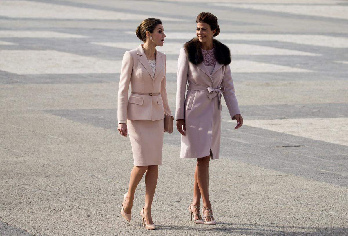 Bei diesem Treffen im Februar gingen Königin Letizia und die argentinische First Lady Juliana Awada beinahe im Partnerlook. Letizias Kostüm schneiderte Felipe Varela. An den Füßen trägt sie Nude-Pumps von Lodi.