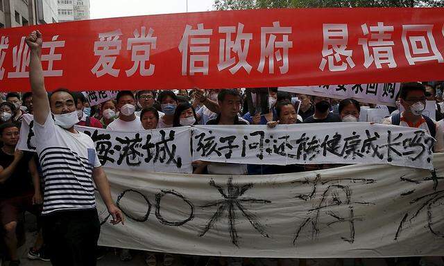 Dutzende Demonstranten im Zentrum Tianjins.