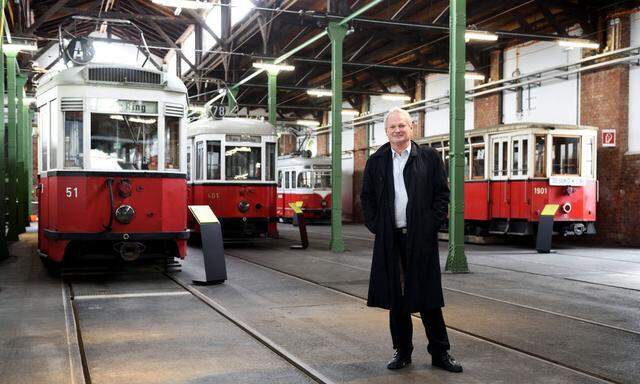 Wiener-Linien-Experte Johann Hödl und legendäre Straßenbahnen: links der Triebwagen Typ B, wegen der pneumatischen Türen Zischer genannt.