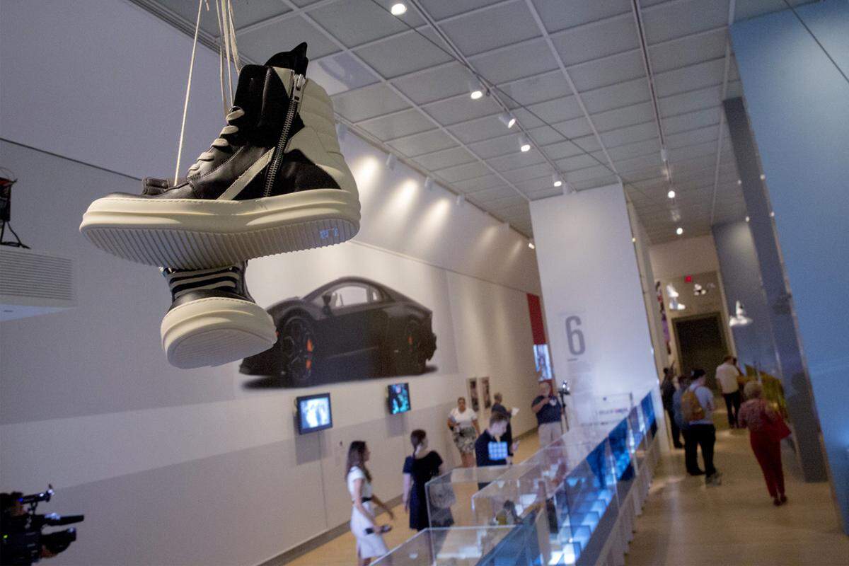 Die Schau "The Rise of Sneaker Culture", deren Eröffnung am Freitag anstand, soll bis zum 4. Oktober laufen.