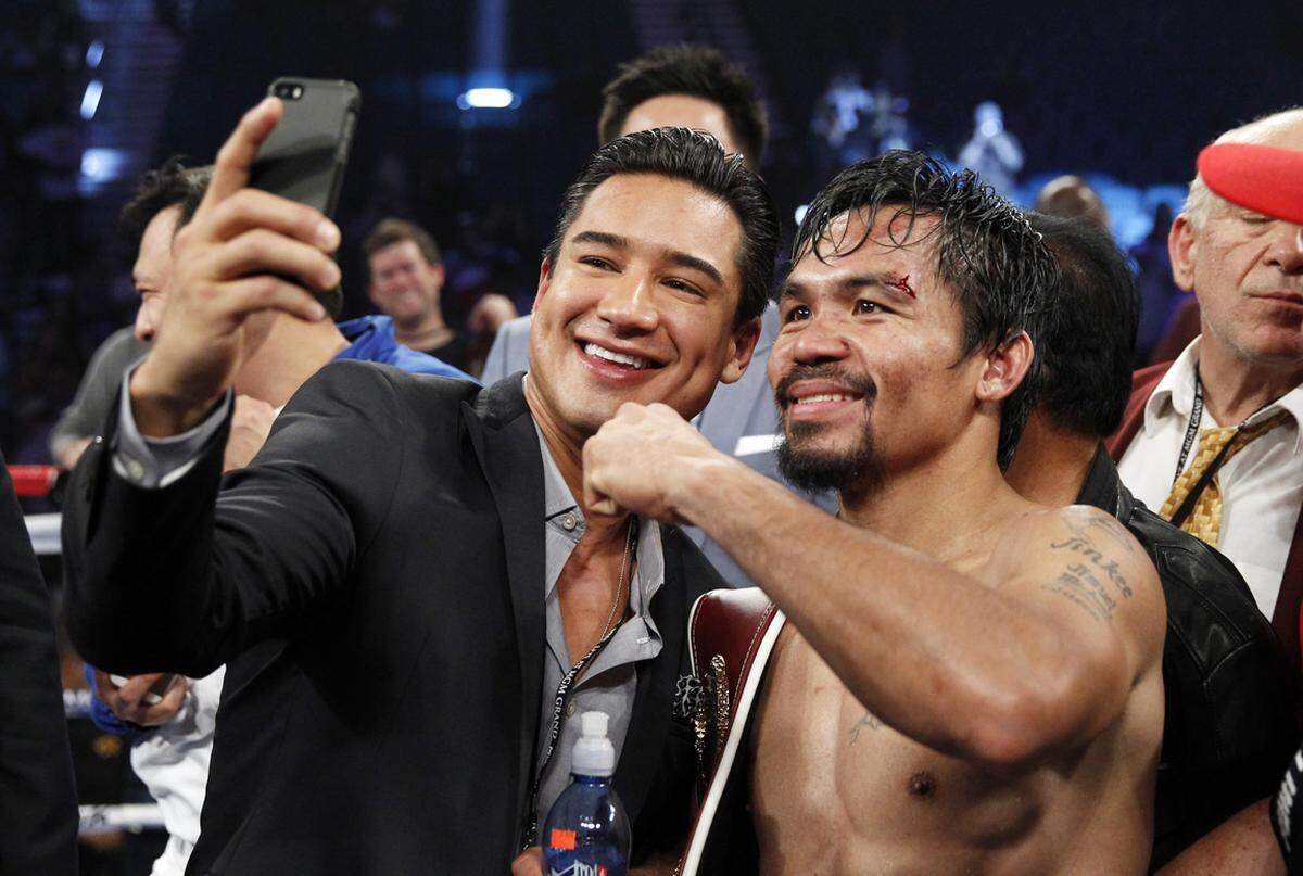 Selfiepause: Der philippinische Boxer Emmanuel Dapidran Pacquiao vulgo Pacman lässt sich mit seinem Fan, dem Schauspieler Mario Lopez, fotografieren.