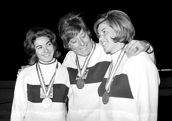 Drei ÖSV-Damen waren bei den Olympischen Spielen in Innsbruck, die auch als WM zählten, bei der Abfahrt auf dem Siegerfoto: Christl Haas (Mitte) gewann vor Edith Zimmermann (links) und Traudl Hecher (rechts). Bei den Herren triumphierte Egon Zimmermann in der Abfahrt, Josef Stiegler holte Gold im Slalom und Bronze im Riesenslalom. Österreichs Medaillenbilanz: Dreimal Gold, viermal Silber und dreimal Bronze.