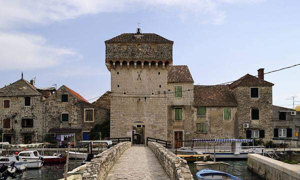 Außerhalb der Stadt, rund 30 Minuten mit dem Auto entfernt, können Fans der Serie auch das Haus von Schwarz und Weiß in der freien Stadt Braavos in Form des Kastel Gomilica entdecken, wo Arya Stark im Tempel des Vielgesichtigen Gottes „Niemand“ wurde.