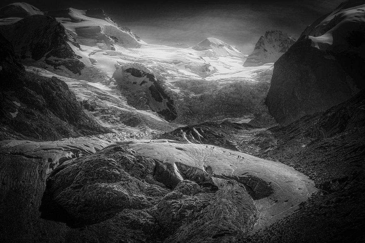 Zweiter wurde Arne Link aus Deutschland mit der Schwarz-Weiß-Fotografie "Lost in ICE", aufgenommen am Morteratsch-Gletscher.  