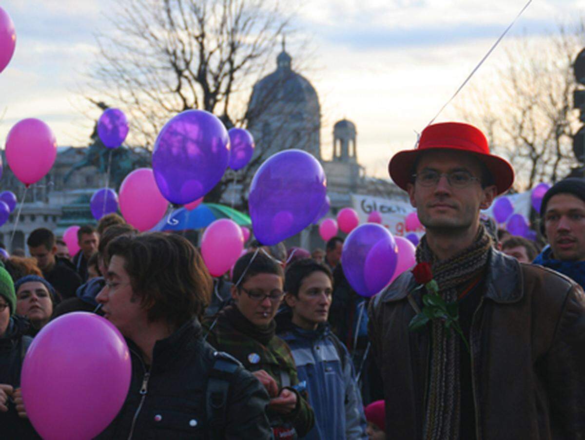 Vor dem Kanzleramt wird erst einmal gesammelt und sicher gegangen, dass auch jeder einen Lufballon abgekriegt hat ("Die brauchen wir auch noch.") ...